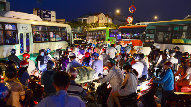 Xe máy, xe con, xe buýt chen nhau tìm lối thoát - Ảnh:Lê Phan