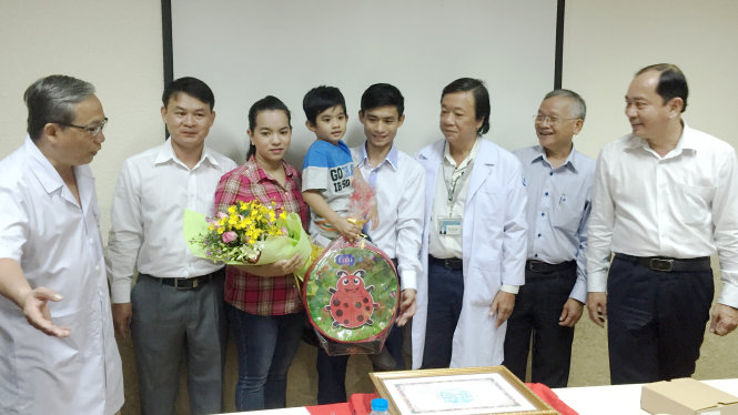 Đại diện Sở Y tế tặng hoa gia đinh