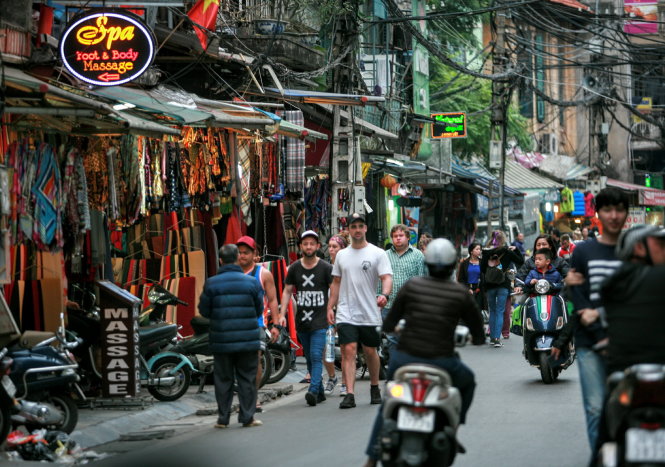 Hà Nội nỗ lực quảng bá để thu hút khách du lịch. Trong ảnh: du khách  dạo chơi trên phố Đinh Liệt  - Ảnh: Nam Trần