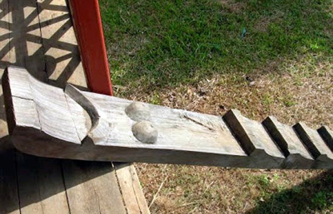 Cầu thang cái có chạm nổi 2 nhũ hoa - Ảnh tư liệu