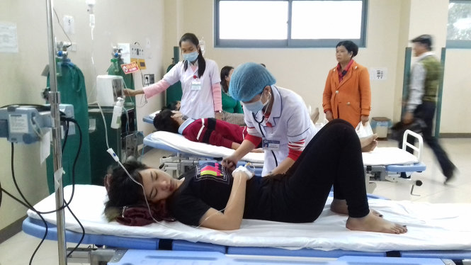 Bệnh nhân cấp cứu tại Bệnh viện Trung ương Huế (cơ sở 2) do ngộ độc thực phẩm đều cho biết đã ăn mì ổ tại tiệm bánh mì Anh Thi - Ảnh: Hải Thanh