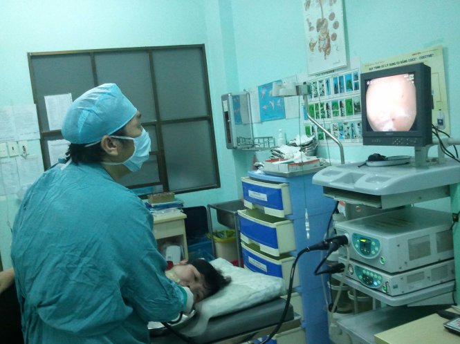 Nội soi dạ dày để lấy mẫu làm xét nghiệm tại BV Nguyễn Tri Phương - Ảnh: Đặng Lê