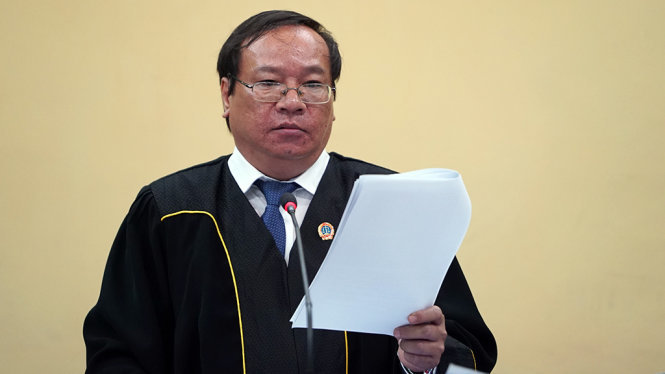 Thẩm phán Vũ Thanh Lâm trong trang phục áo choàng dài - Ảnh: Thuận Thắng