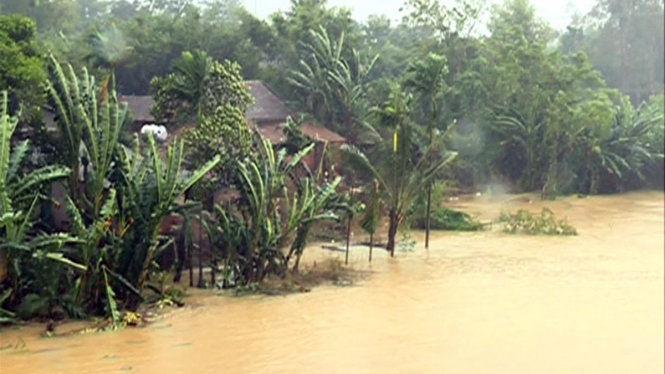 Nhiều nơi bị nước lũ phong tỏa