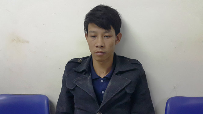 Nghi phạm Hưng và tang vật vật liệu nổ mà hưng chế tạo thuốc pháo trong khách sạn - Ảnh: PHƯƠNG NGUYÊN