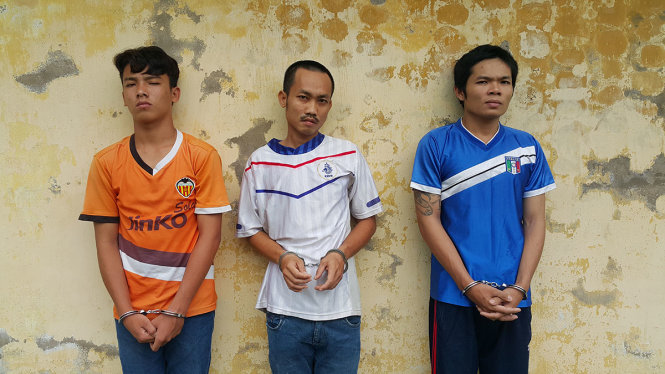 Ba đối tượng cướp tài sản của bạn bị bắt (Phát, Hiệp, Tân từ trái qua) - Ảnh Huy Phách