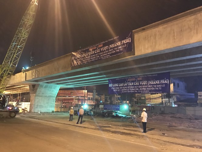Các kỹ sư và công nhân đã thi công ba ca 24/24 giờ để hợp long nhánh cầu vượt nút giao thông Gò Mây - Ảnh: N.Ẩn