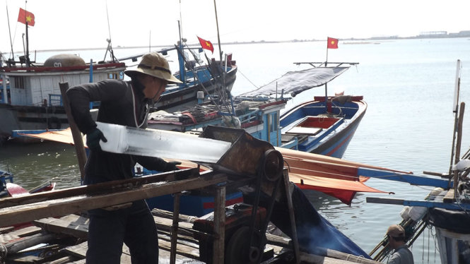 Chuyển đá lạnh lên tàu phục vụ chuyến biển - Ảnh: K.THỦY