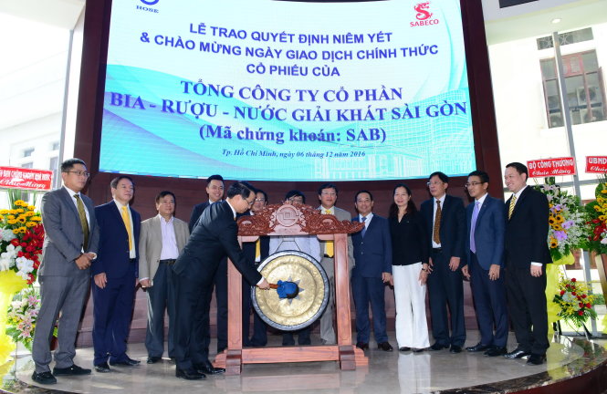 Ộng Võ Thanh Hà, chủ tịch HĐQT Sabeco thực hiện nghi thức đánh cồng trong ngày niêm yết chính thức của Sabeco tại Sở Giao dịch chứng khoán TP.HCM. Ảnh: T.V.N