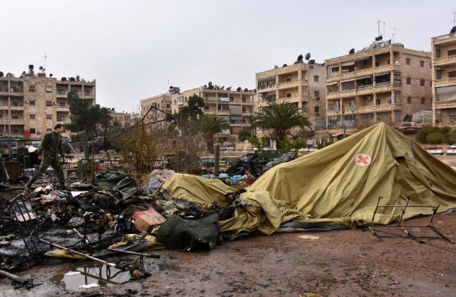 Lính Nga gần một bệnh viện dã chiến bị hư hại trong khu vực do quân đội Syria kiểm soát ở Furqan - Ảnh: AFP