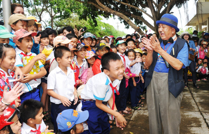 Những tiếng cười hồn nhiên làm vơi đi bao khó khăn, vất vả trong cuộc sống của các em học trò nghèo do một nghệ sĩ hài vốn chẳng giàu có gì đem lại