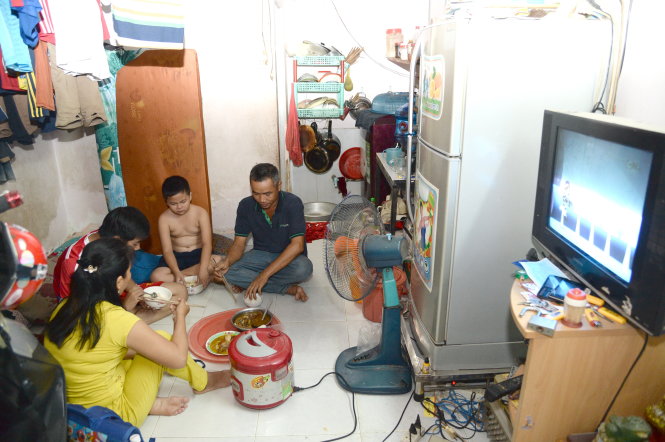 Gia đình anh Võ Tài (Q.Tân Phú, TP.HCM) rất muốn có một nơi cư trú ổn định lâu dài, nhưng vẫn chưa sẵn sàng mua nhà xã hội ở chung cư vì còn nhiều rào cản như công việc, đi lại... - Ảnh: TỰ TRUNG