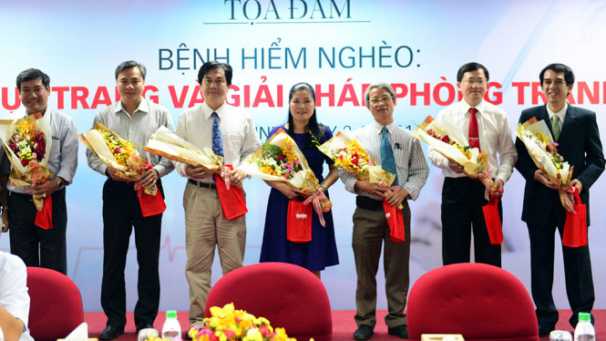 Các khách mời nhận hoa từ Ban tổ chức - Ảnh: DUYÊN PHAN