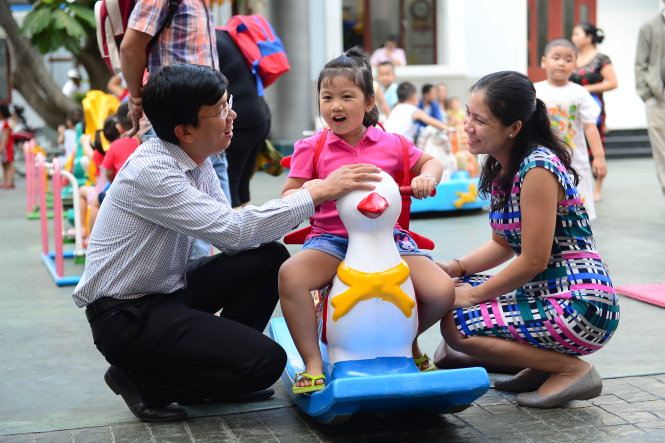 Cùng nhau trên con đường học vấn, phát triển bản thân và bây giờ là một gia đình nhỏ đầy hạnh phúc. Gia đình hạnh phúc của tiến sĩ Vũ Quốc Hoàng - Nguyễn Anh Thư đón bé Tường Nghi tan học - Ảnh: Quang Định