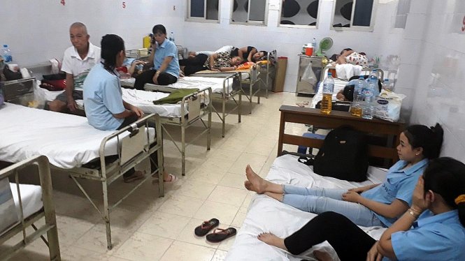 Các công nhân bị ngộ độc đang được điều trị ở bệnh viện Q.7 - Ảnh: Tâm Đức