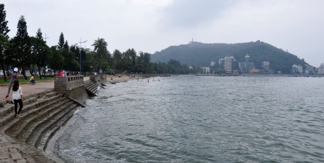 Mặt biển vịnh Bãi Trước, Vũng Tàu thông thoáng hơn, đẹp hơn nhờ chủ trương dẹp tàu cá lớn neo đậu ở đây. (Ảnh chụp sáng 9-12) - Ảnh: Đông Hà.
