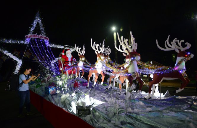 Quảng trường ánh sáng với ông già Noel và tuần lộc - Ảnh: DUYÊN PHAN