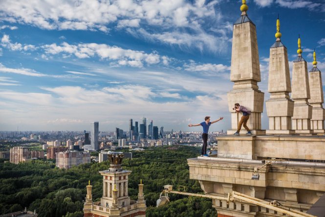 Dima Balashov chụp ảnh Kirill Vselensky trên sân thượng một tòa nhà cao ở Moscow (Nga)