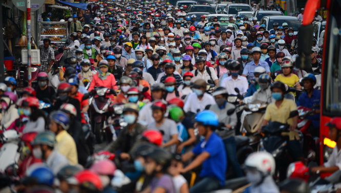 Cần nghiên cứu, thu thập số liệu, dẫn chứng trước khi đưa ra cách giải quyết về giao thông. Trong ảnh:
kẹt xe kéo dài trên đường Nguyễn Kiệm đoạn gần giao với vòng xoay đường Phạm Văn Đồng, TP.HCM
 - Ảnh: QUANG ĐỊNH