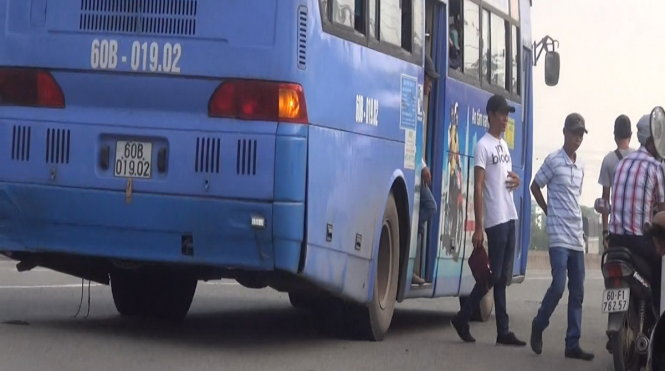 Nhóm đối tượng gồm Chánh “già”, Sơn “sóc”, Mao, Tâm, Vũ, Bảo bước xuống xe buýt số 12 sau khi “hành sự” lừa bán “thần dược” - Ảnh cắt từ clip HL – ĐP.