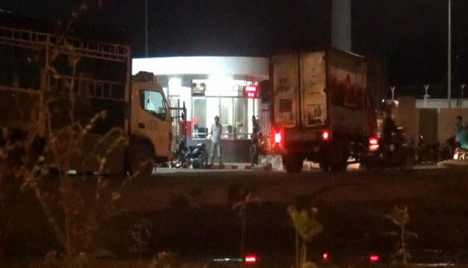 Ông Đỗ Trọng Nghĩa (48 tuổi, ngụ P.Linh Trung) thường xuyên có mặt tại cổng Công ty Coca-Cola vào buổi tối để “điểm danh” xe vào chở hàng lấy tiền bảo kê - Ảnh cắt từ clip điều tra.