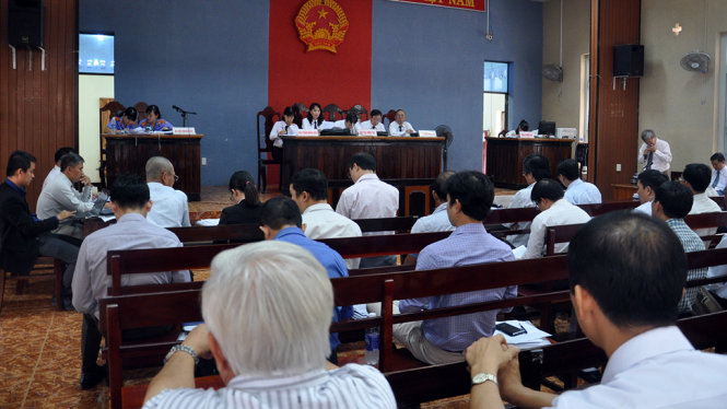 Quang cảnh phiên tòa xử vụ 33 hộ dân nuôi cá bè kiện đòi 12 DN chế biến hải sản bồi thường - Ảnh: ĐÔNG HÀ