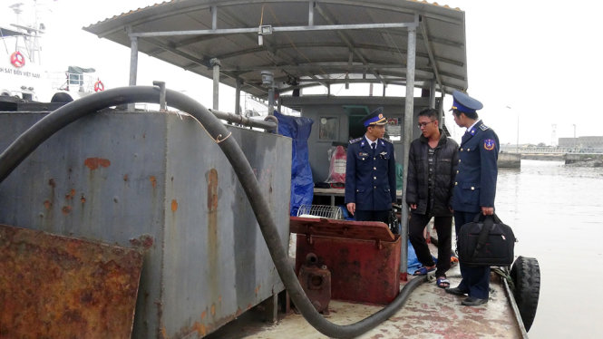 Tàu dầu vi phạm bị lực lượng chức năng bắt giữ - Ảnh: LAM GIANG