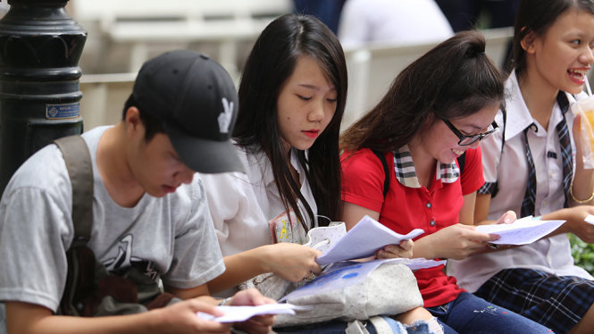 Thí sinh ôn bài trước giờ thi môn lý tại hội đồng thi ĐH Khoa học tự nhiên (ĐHQG TP.HCM) - Ảnh: N.HÙNG