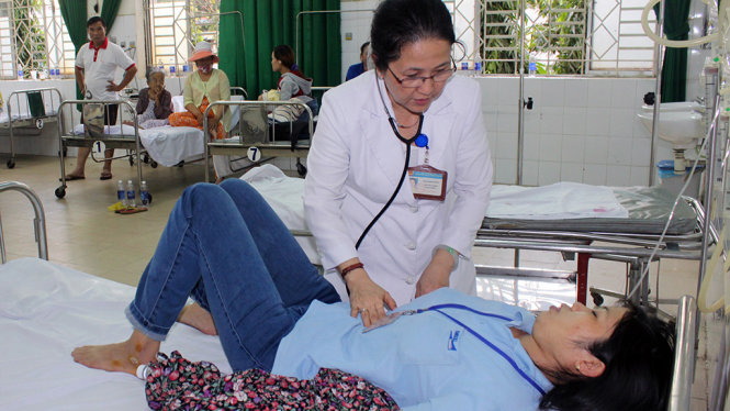 Bác sĩ khám cho một công nhân với các triệu chứng bị ngộ độc thực phẩm - Ảnh: A LỘC