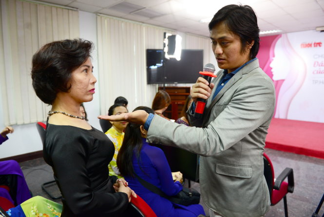 Chuyên gia trang điểm hàng đầu Nhật Bản Uchida Hiroshi hướng dẫn cách trang điểm cho các vị khán giả - Ảnh: Duyên Phan