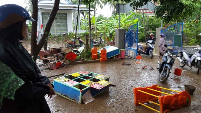 Sân trường, phòng học ở Trường mầm non An Hiệp sáng 16-12 đầy bùn đất, dấu vết của trận lũ quét đêm 15-12 - Ảnh: Duy Thanh