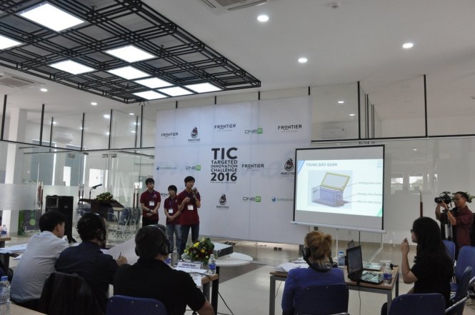 Nhóm HQT - ĐH Duy Tân thuyết trình giới thiệu sản phẩm tại Cuộc thi