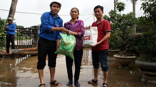Đại diện báo Tuổi Trẻ và Tỉnh đoàn Bình Định trao quà cứu trợ khẩn cấp cho người dân xã Mỹ Chánh (huyện Phù Mỹ) - Ảnh: ĐẮC PHỤNG