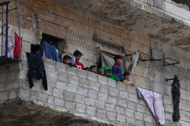 Nhiều trẻ em vẫn còn mắc kẹt bên trong thành phố Aleppo - Ảnh: AFP