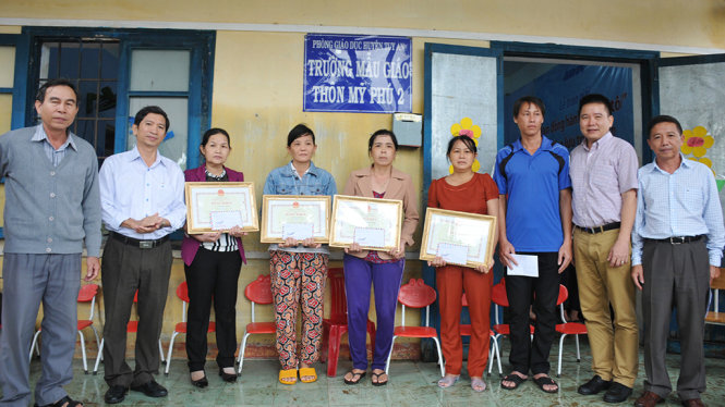 Đại diện Bộ giáo dục trao bằng khen cho các giáo viên - Ảnh: DƯƠNG THANH XUÂN