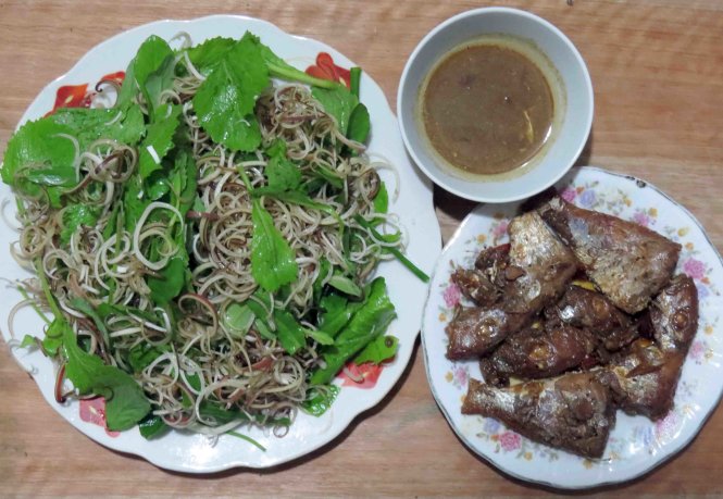 Đĩa rau sống trộn chua lẻ cùng với đĩa cá kho mặn và chén mắm kho