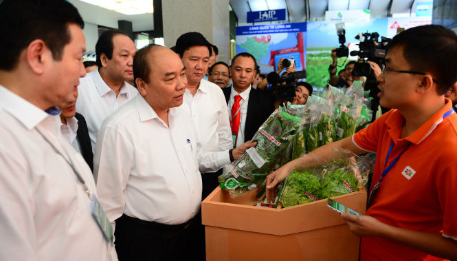 Thủ tướng Nguyễn Xuân Phúc thăm các gian hàng trưng bày các sản phẩm nông nghiệp tại hội nghị xây dựng nền công nghiệp nông nghiệp VN - Ảnh: Quang Định