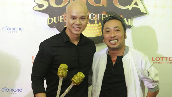 Ca sĩ Phan Đinh tùng và đạo diễn Nguyễn Quang Dũng trong Nhạc hội song ca - Ảnh: Q.N