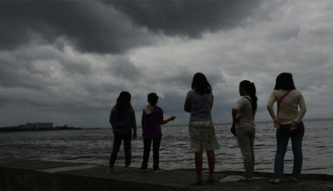Bầu trời đen kịt khi bão Nock-ten sắp đổ bộ Philippines - Ảnh: AFP