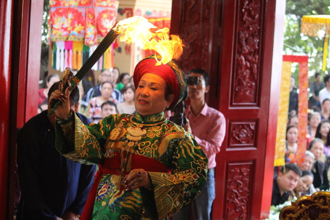 Thực hành tín ngưỡng thờ Mẫu tại phủ Tây Hồ, Hà Nội chiều ngày 25-12 - Ảnh: KHẢI MÔNG
