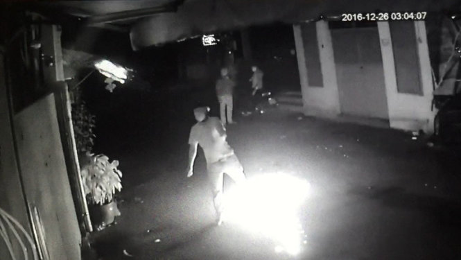 Một trong ba thanh niên châm lửa quăng vào quán ốc - Ảnh cắt từ camera