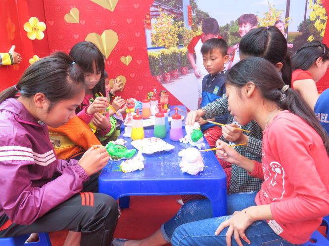 Các em nhỏ xã Thượng Hóa thích thú với trò tô màu trong chương trình Góp tình trao tết - Ảnh: XUÂN VƯƠNG
