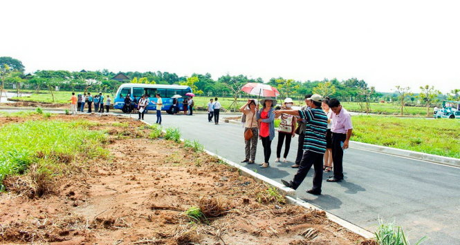 Nhà đầu tư đi tham quan một dự án bất động sản - Ảnh minh họa: BĐS