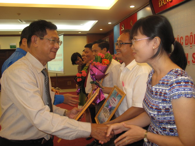 Các tác giả đoạt giải cao nhận bằng khen từ đại diện ban tổ chức hội nghị Ảnh: C.NHẬT