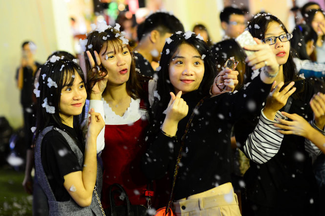 Một nhóm bạn nữ chụp ảnh với “ám hiệu tình yêu” - Ảnh: QUANG ĐỊNH