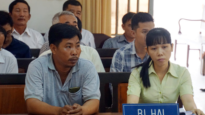 Bà Ánh Ngọc cùng chồng đến toà với tư cách bị hại