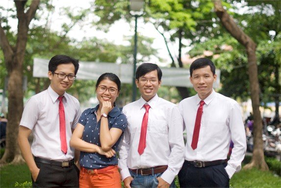 Nhóm vật lý hạt nhân ĐH Duy Tân: (từ trái qua phải) ThS Lê Tấn Phúc, ThS Phạm Thị Thuỳ Giang (cộng tác viên), TS Trần Hoài Nam (trưởng nhóm) và PGS. TS Nguyễn Quang Hưng