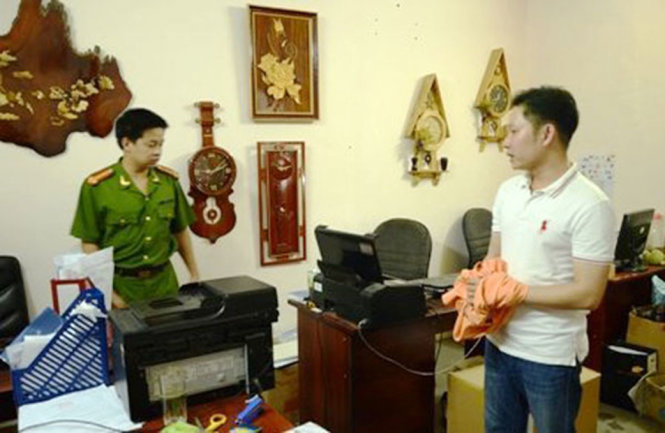 Cơ quan công an thực hiện khám xét trụ sở công ty Tâm Mặt Trời - Ảnh: Công an cung cấp