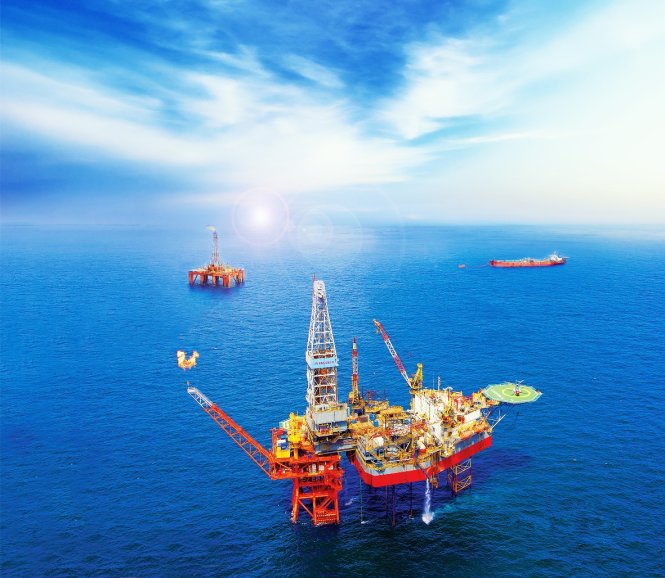 Liên doanh dầu khí Vietsovpetro gặp khó khăn do giá dầu giảm, cả lợi nhuận và nộp ngân sách 2016 đều giảm. Trong ảnh: Một mỏ khai thác dầu khí tại thềm lục địa VN. Ảnh: Anh Sơn