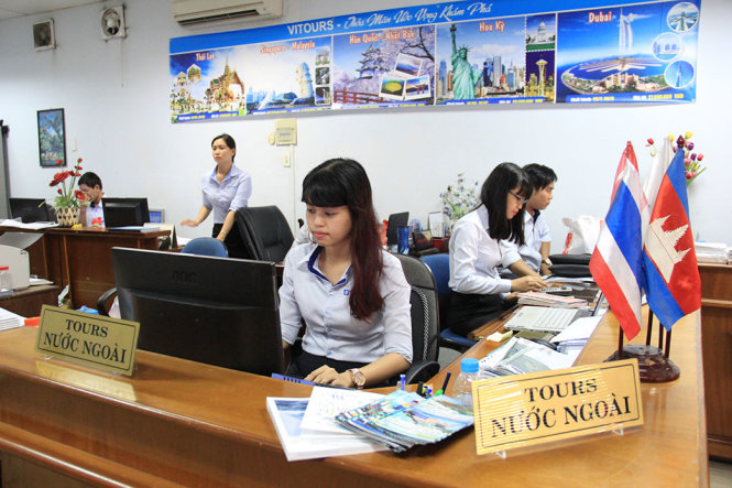 Năm nay mức thưởng Tết Nguyên đán với khối doanh nghiệp dân doanh cao nhất là 80.530.000 đồng/người,mức thấp nhất là 558.000 đồng/người. Trong ảnh: Người lao động của một doanh nghiệp tư vân trong lĩnh vực du lịch-dịch vụ tại Đà Nẵng - Ảnh: TRƯỜNG TRUNG